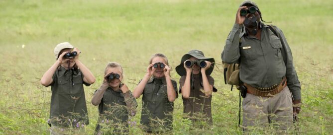 サファリに出かける子供たち