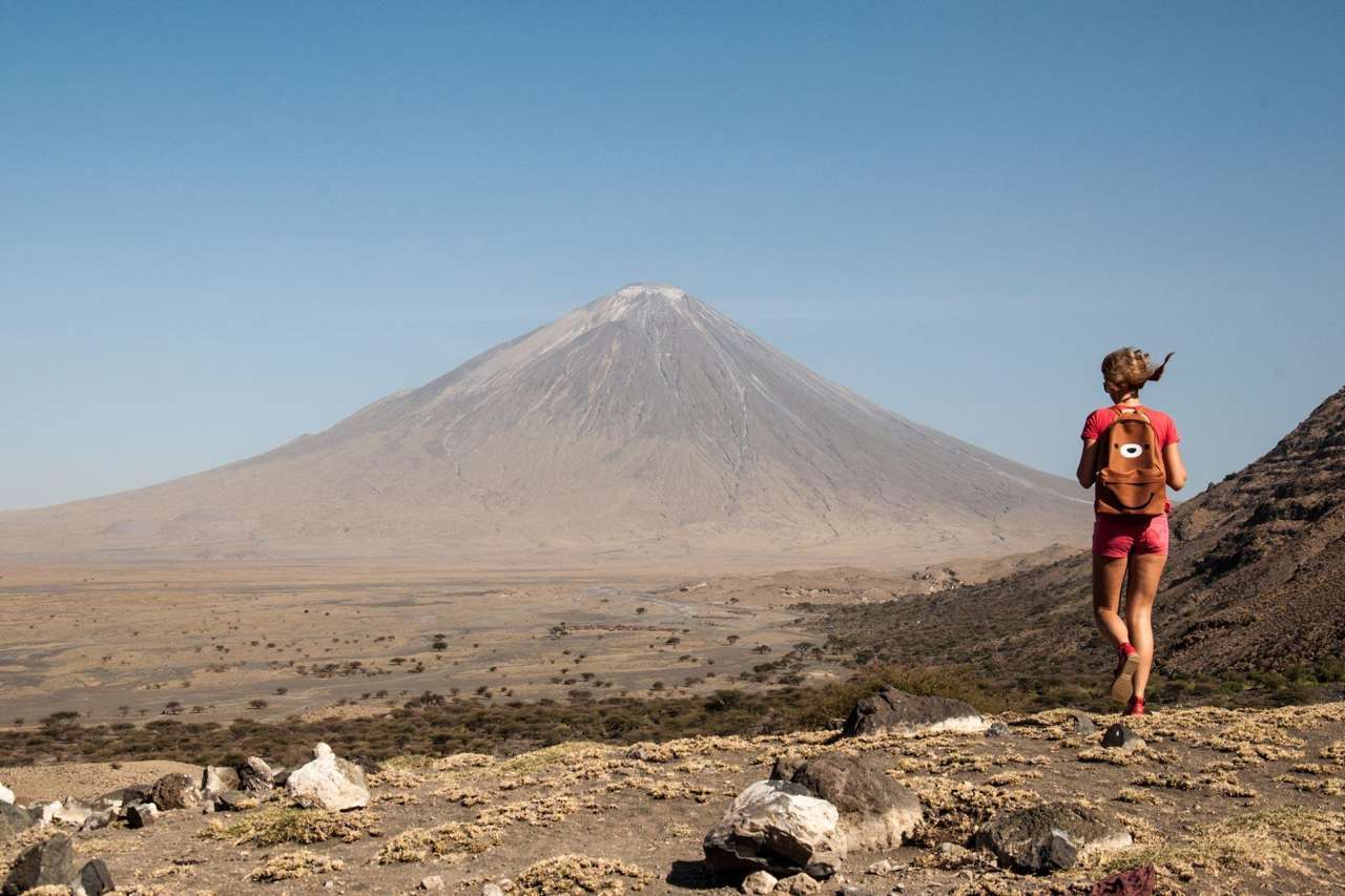 オルドイニョ・レンガイ山の山頂から望む、火山の景観を捉えたパノラマ写真