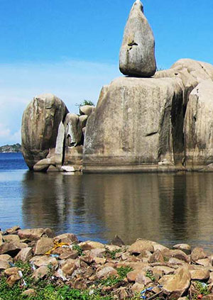 lake-victoria-rock